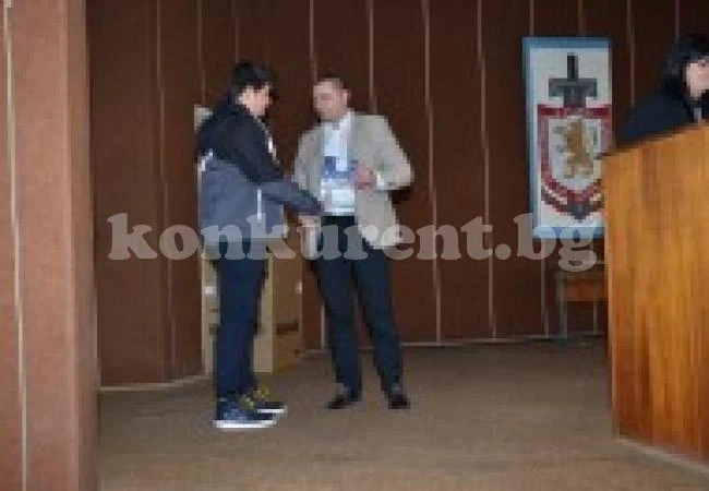 Зарадваха с пари децата на загинали полицаи в Монтана