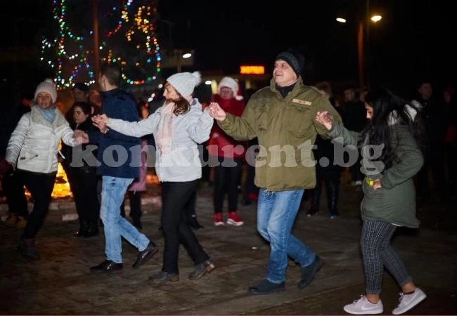 Десетки жители и гости на Мездра посрещнаха Новата година заедно на площада