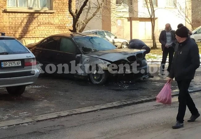БМВ пламна тази нощ във Враца СНИМКИ