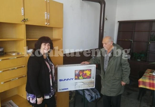 Димитранка Каменова зарадва баби и дядовци с телевизор