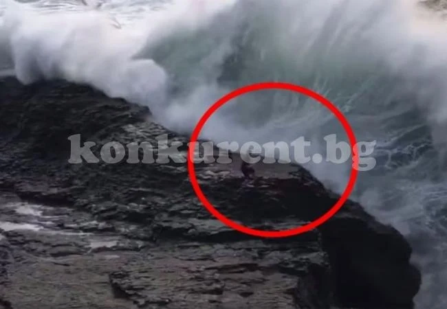 Вижте как огромна вълна хвърли в океана мъж, застанал на скала ВИДЕО