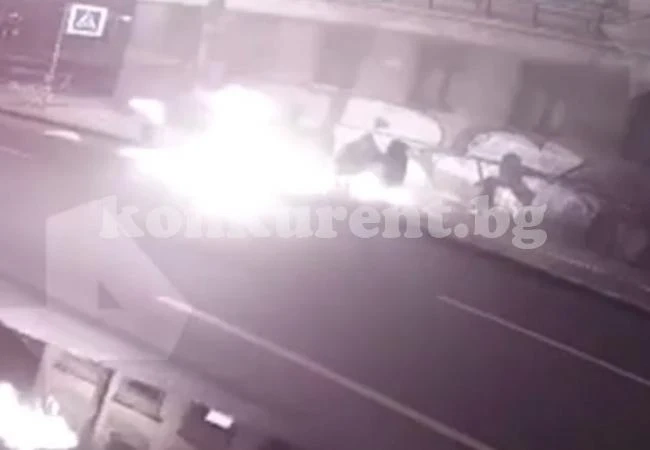 Камери заснеха падането на горящ мъж върху минувачка