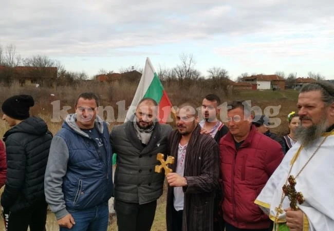 Млад мъж извади кръста за втори път край Галиче СНИМКИ