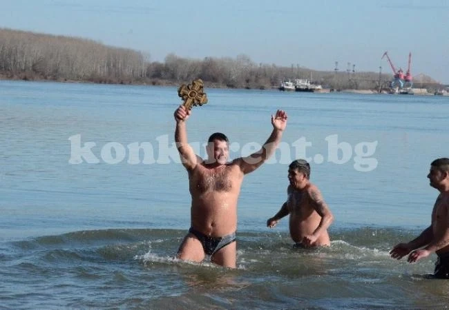 Андриан Петков спаси Богоявленския кръст във водите на Дунав при Видин (СНИМКИ)