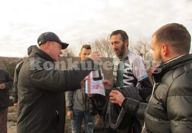 Само един се хвърли след кръста в Дреновец
