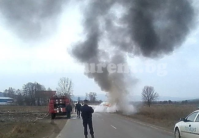 Кола пламна в движение на пътя между Флорентин и Ново село