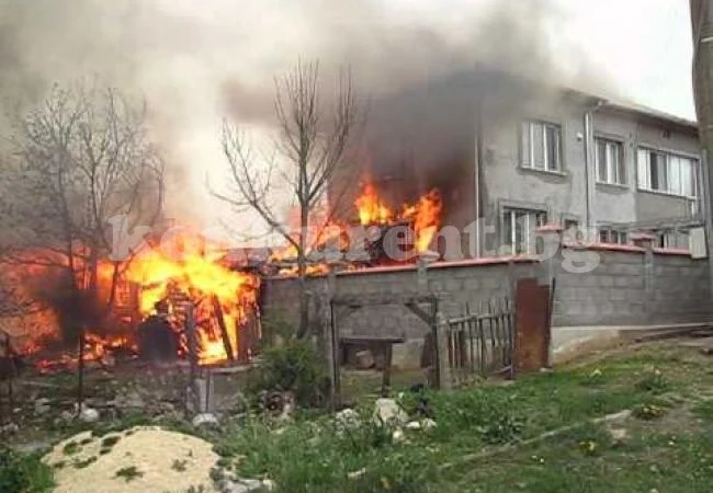 Изгоря къща в Ново село, огнеборците спасиха съседни 2 сгради
