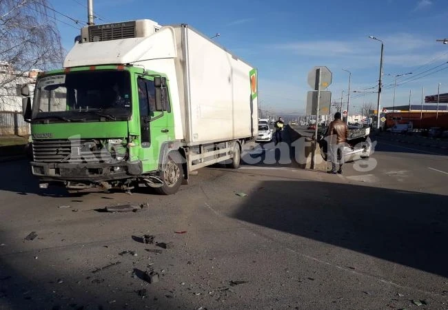 Хладилен камион се заби в „Роувър“ на натоварен булевард във Враца СНИМКИ