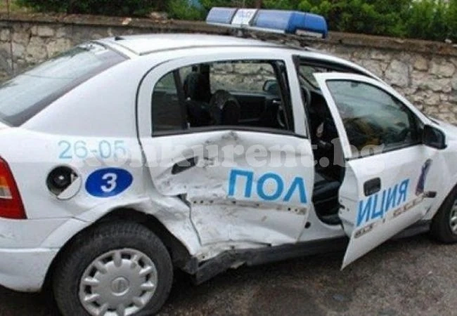 Карък! Пенсионер с „Пасат“ мина на червено и отнесе патрулка в Монтана