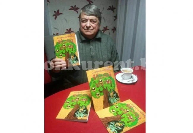 Стефчо Добрев дарява златна ябълка на читателите