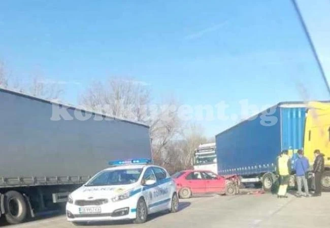 Унгарски влекач помете „БМВ“ във Видинско, млада жена е в болница СНИМКИ