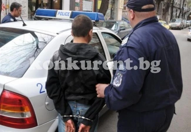Задържаха непълнолетни, откраднали кабели от къща
