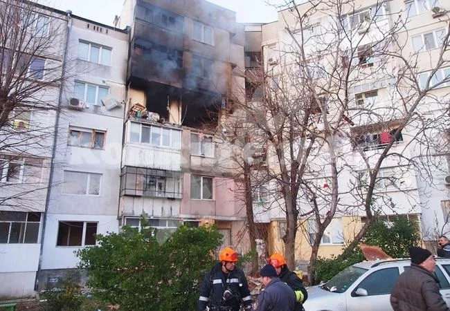 Жена е загинала при взрива във Варна, издирват бивш полицай