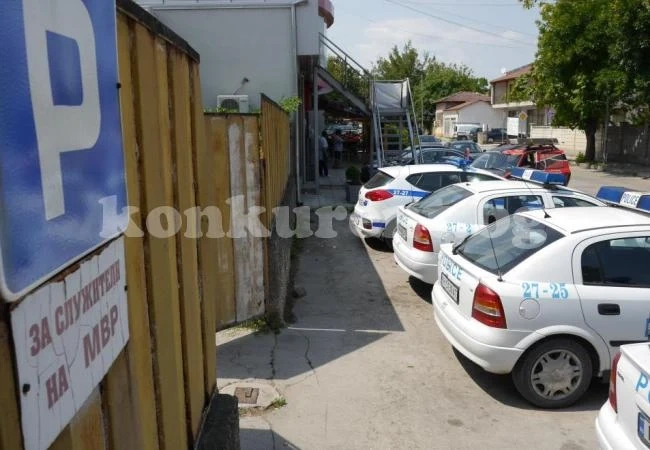 Мъж потроши патрулка пред районно управление, задържаха го (СНИМКИ)