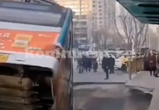 Автобус пропадна под земята в Китай, има загинали СНИМКИ