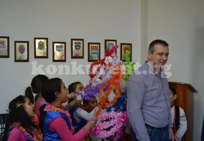 Ромски деца наричаха за здраве на Банго Васил