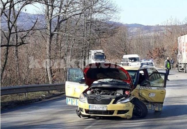 „Фолксваген“ се заби във врачанско такси между Мездра и Ботевград СНИМКИ
