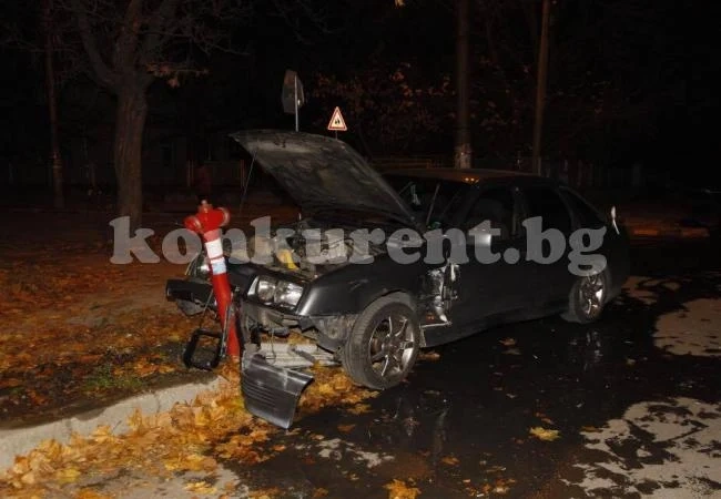 17-годишен заби „Фолксваген“ в пожарен кран и избяга