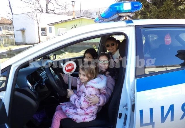 Незабравима среща на първокласници с полицаи