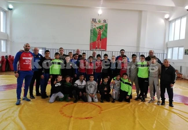 Малки борци от 3 клуба загряха в Селановци за официалния старт
