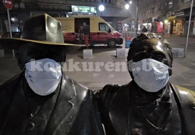 Сложиха маски за мръсен въздух на паметника на Пенчо и Петко Славейкови