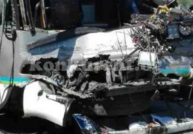 Над 10 са загинали при тежка катастрофа между два автобуса