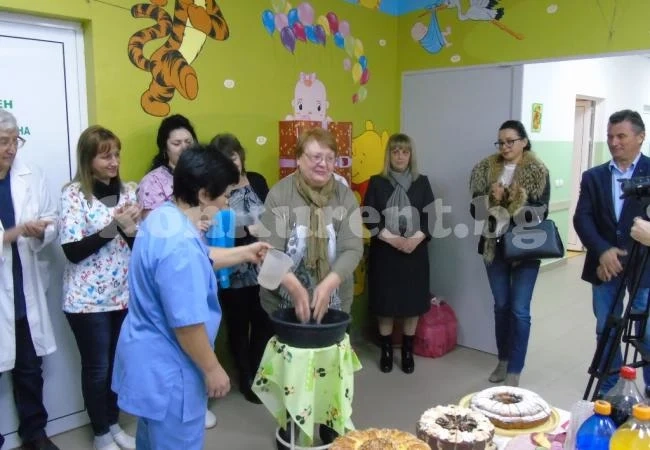 Отбелязаха Бабинден в болницата в Бяла Слатина
