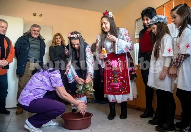 Млади червенокръстци и Община Мездра изненадаха приятно акушер-гинеколозите в МБАЛ за Бабинден