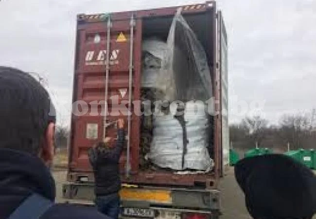 Край Монтана спряха камион, напълнен с италиански боклук