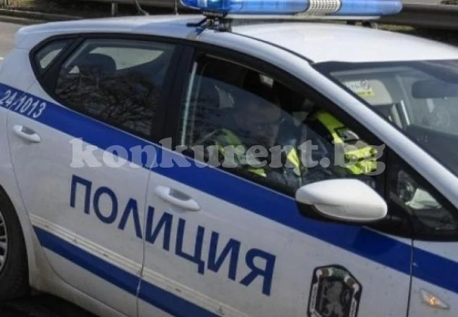 Луднал мъж заля с газ за осветление автомобил на улицата