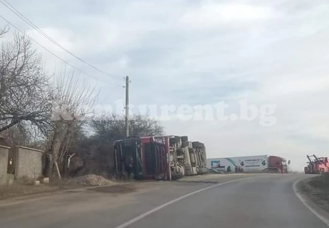 ТИР се обърна на Е79, спират движението между Видин и Монтана СНИМКА