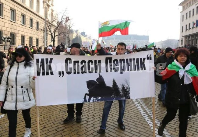 Перничани окупираха София заради водата
