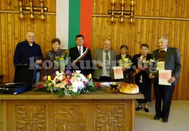 Старци се врекоха във вечна любов след половин век брак