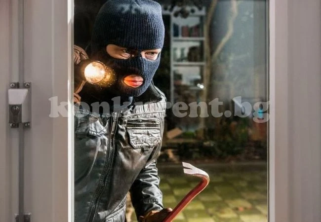 Апаш се накичи с бижута след взлом