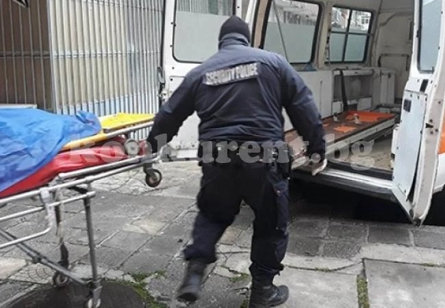 Мъж издъхна пред поликлиниката в Кърджали