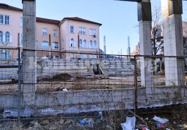 Търсят кой да дострои спортната зала в двора на училище „Христо Ботев“