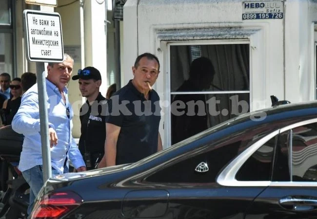 Гешев: Далече от България е задържан Васил Божков
