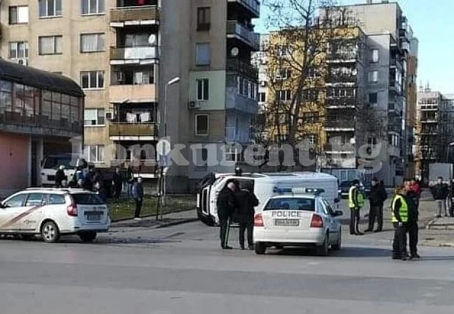 Зрелищен сблъсък във Видин! Линейка се преобърна след катастрофа с фирмена кола СНИМКИ