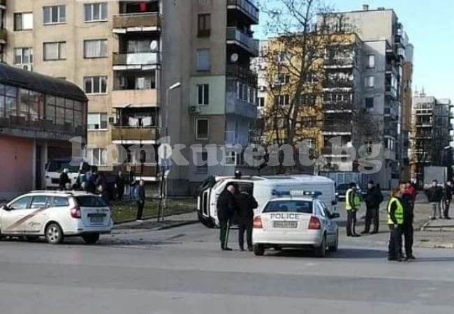МВР Видин излезе с подробности за зрелищната катастрофа с линейка и фирмена кола СНИМКИ
