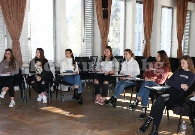 Зорница Василева от Видин ще бъде посланик на България в Младежки форум за лидери