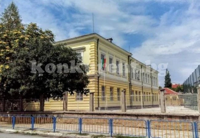 Учителка накарала третокласници да заплюят съученик за наказание