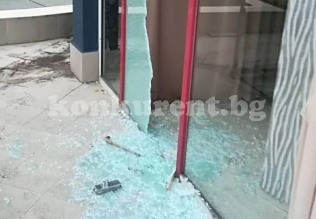 Разбиха и обраха магазин в Монтанско
