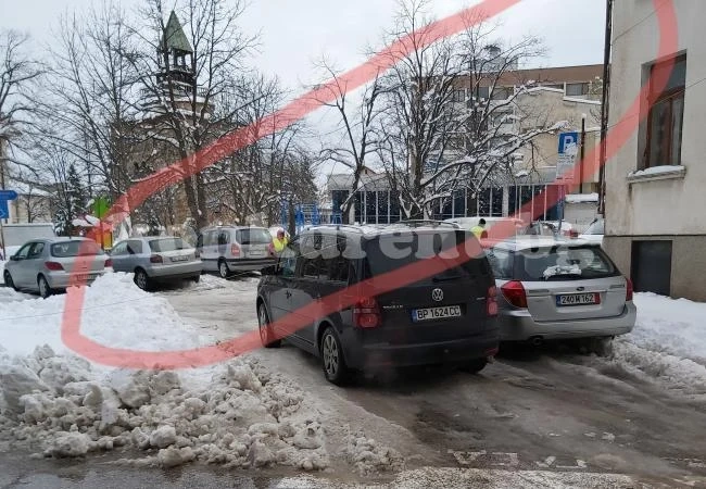 Кабели провиснаха опасно в центъра на Враца СНИМКИ