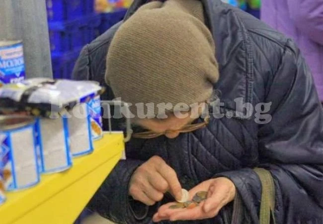 Гладна бабка финтира касиерка в магазин