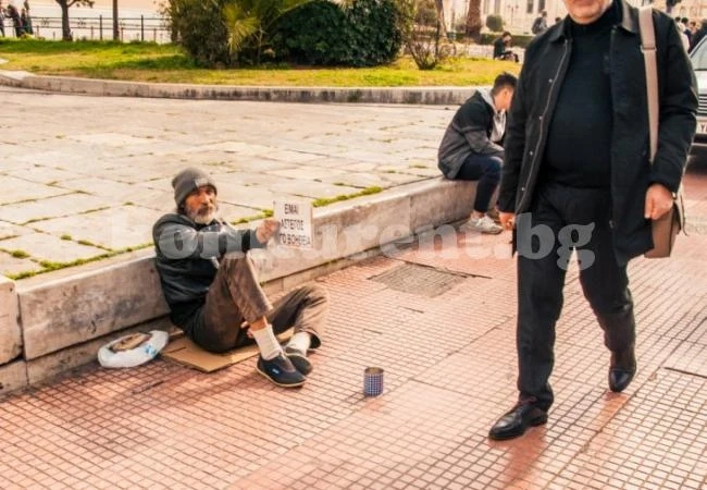 Гърците продължават да обедняват, най-много губят от...