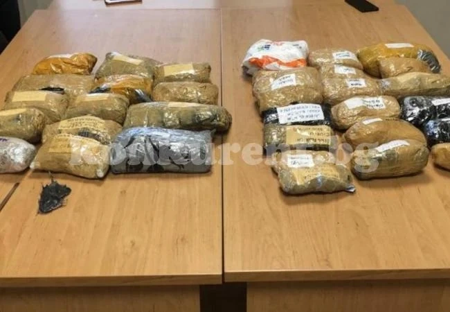 Молдовец пробва да вкара сребро в кутии с маслини