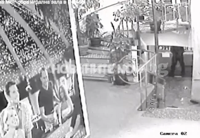 Неизлъчвани кадри показват как служителят на МВР обира игралната зала в Перник
