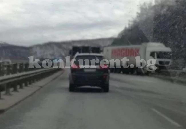 ТИР се наниза в скат на автомагистрала \