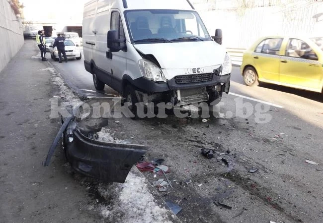 Микробус удари 3 коли във Враца СНИМКИ