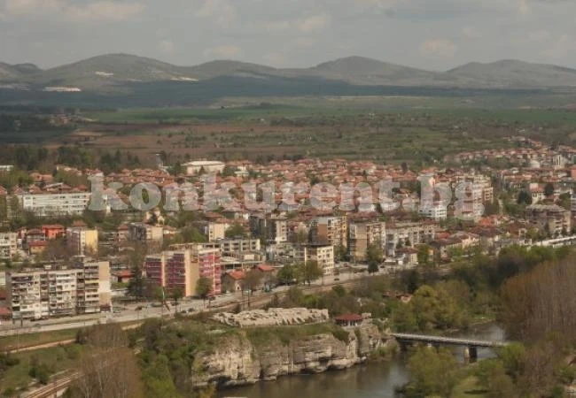 Дават под наем кафе-бар в центъра на Мездра